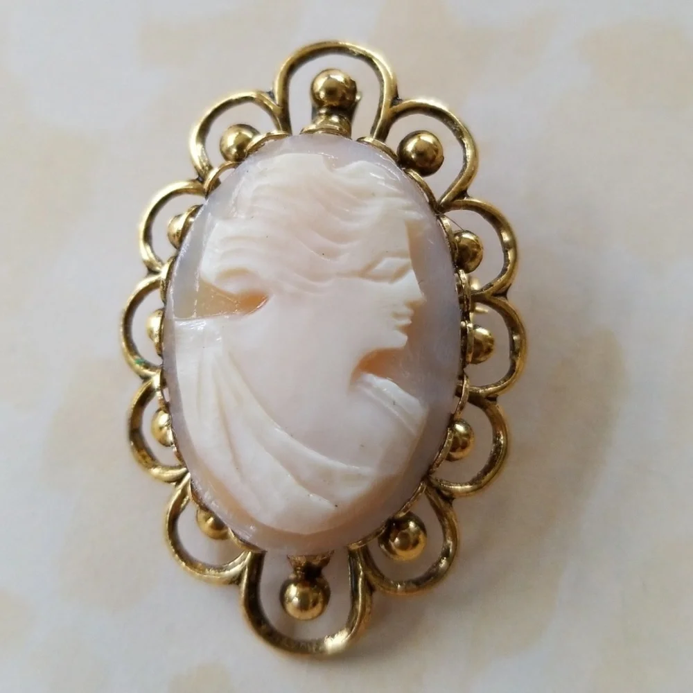 Vintage Cameo Brooch